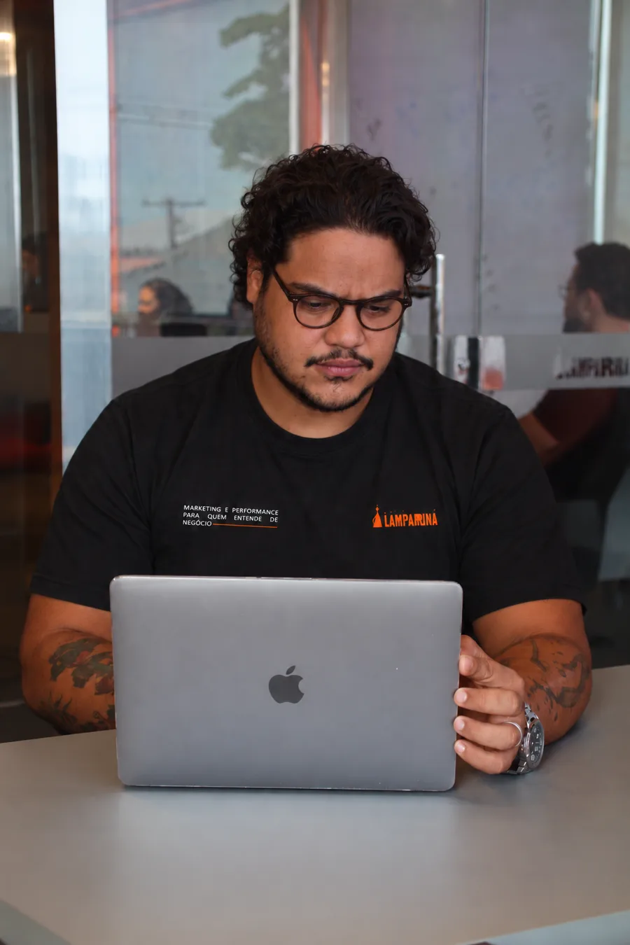 Jhonatan Gomes trabalhando no notebook